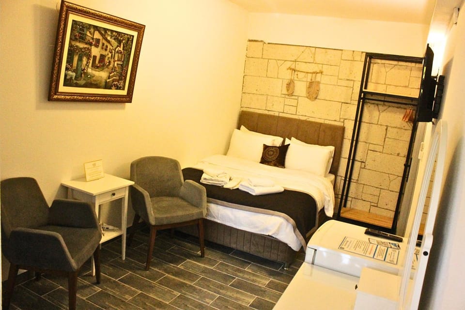 Bed, Photo of the whole room, Seating area, Bedroom, hair dresser