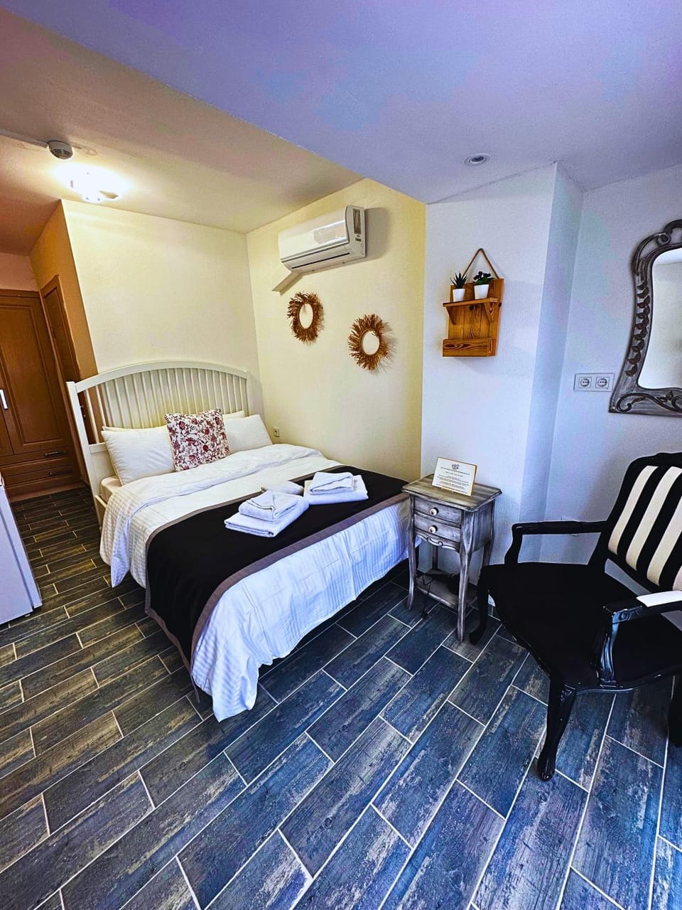 Bed, Photo of the whole room, Seating area, towels, air conditioner