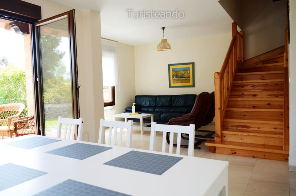 TV and multimedia, Living room, Seating area, Dining area