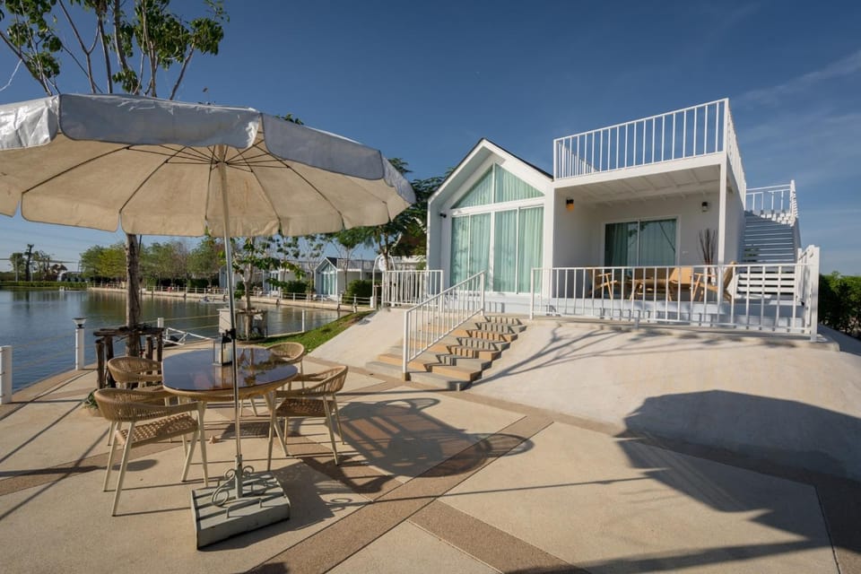 Property building, View (from property/room), Balcony/Terrace, Lake view