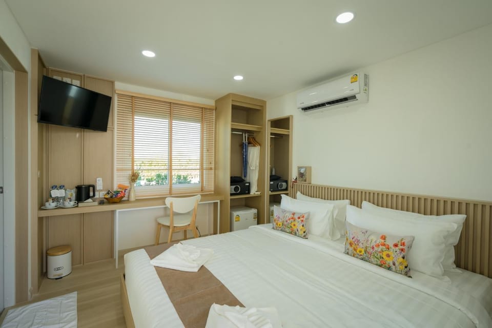 Bed, Bedroom, minibar, air conditioner