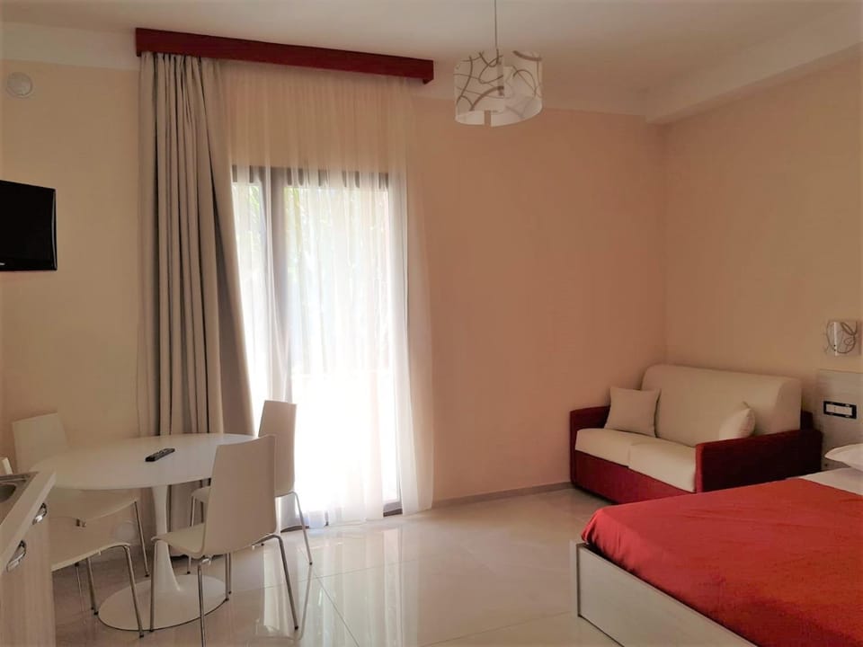 Kitchen or kitchenette, Dining area, Bedroom