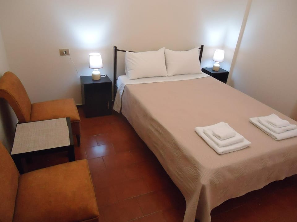 TV and multimedia, Seating area, Bedroom
