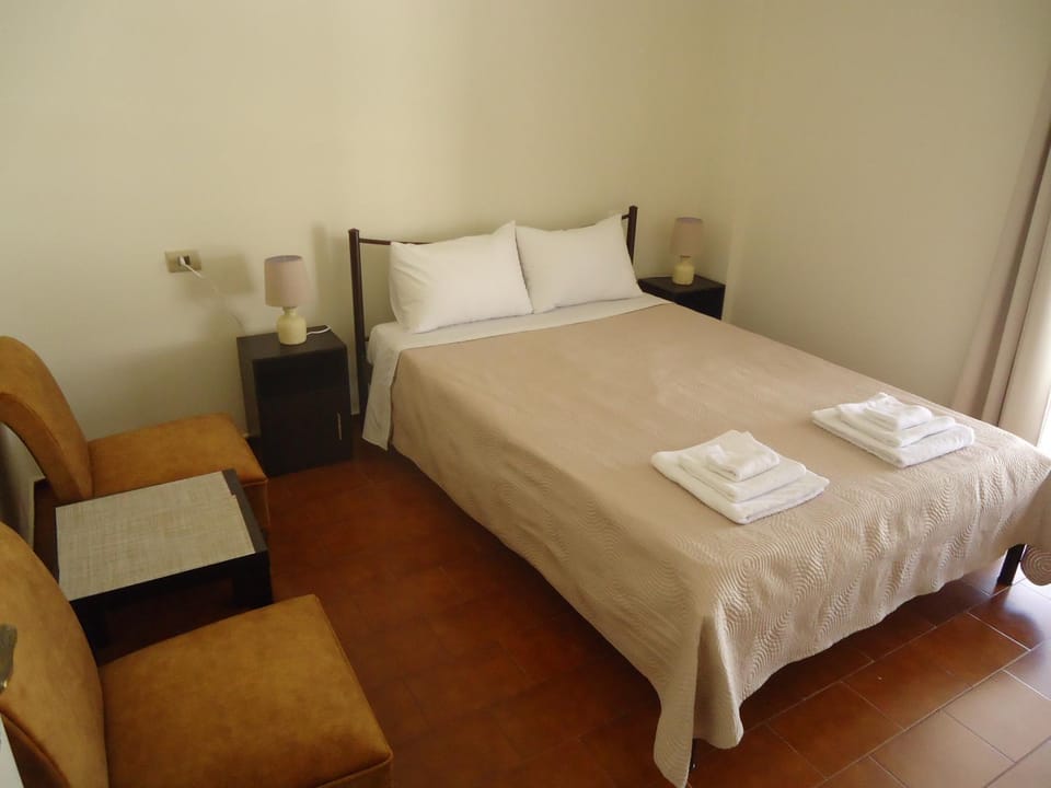 TV and multimedia, Seating area, Bedroom