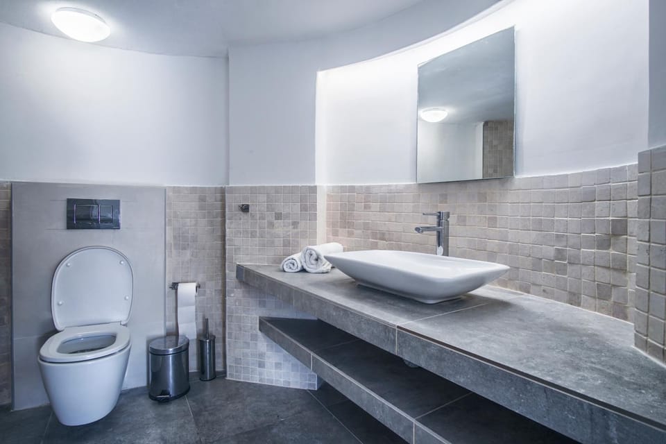 Shower, Toilet, Bathroom, towels