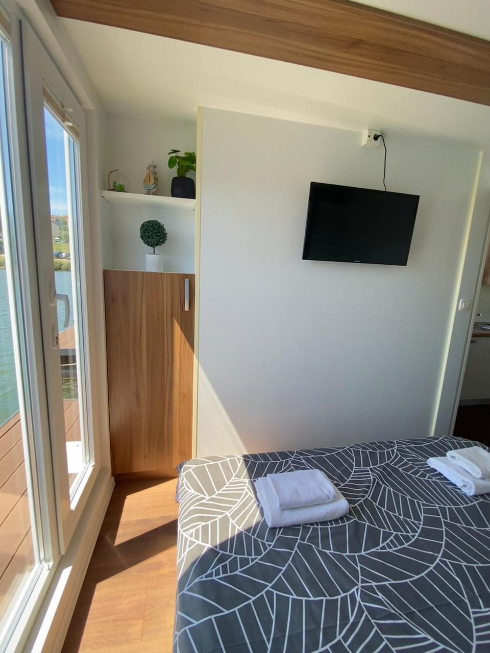 Bed, TV and multimedia, Bedroom