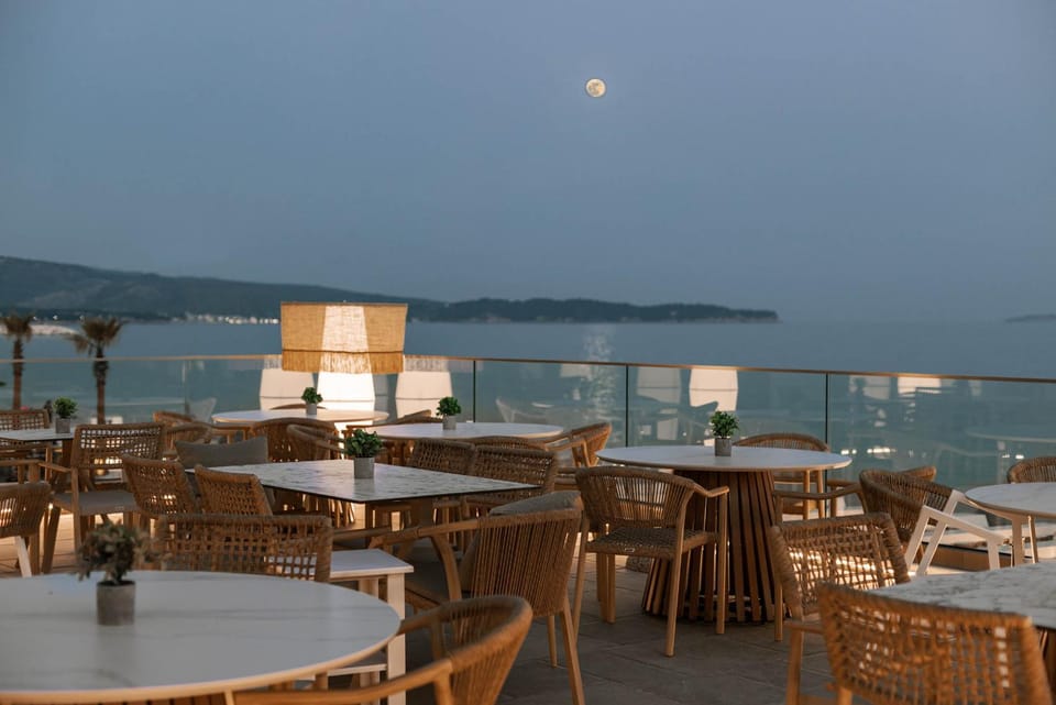 Restaurant/places to eat, View (from property/room), Sea view