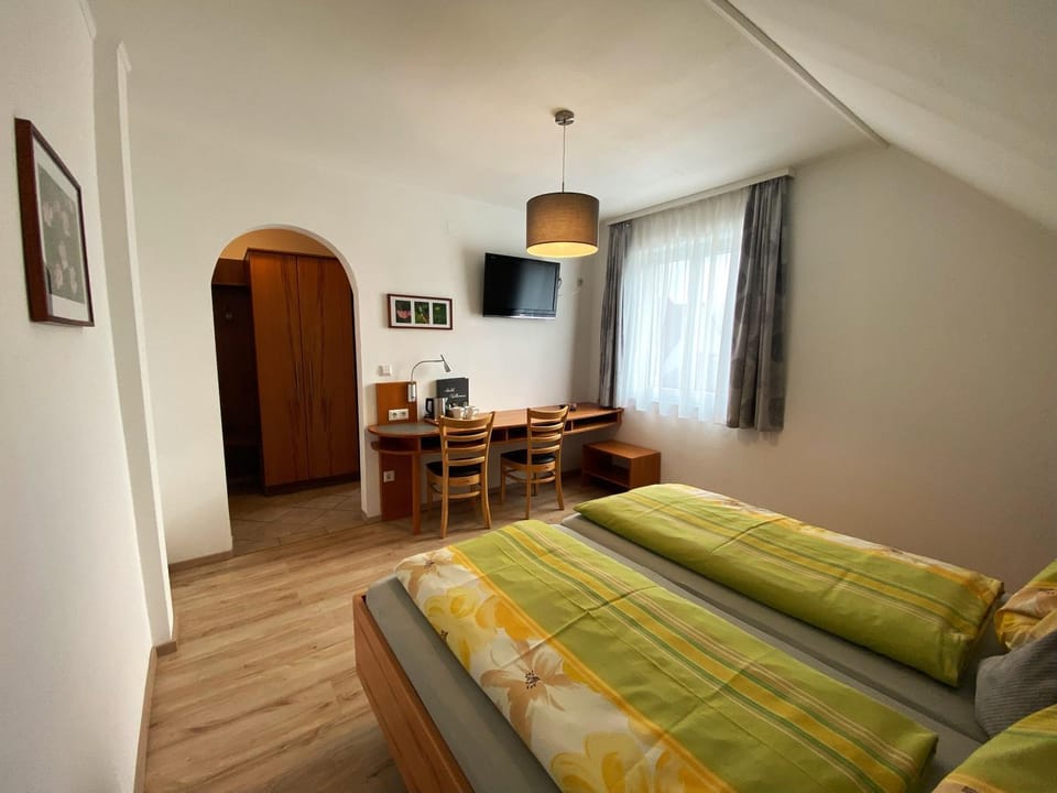 Bed, TV and multimedia, Seating area, furniture