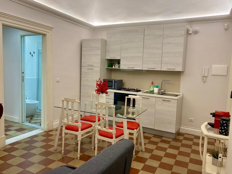 Kitchen or kitchenette, Dining area, stove