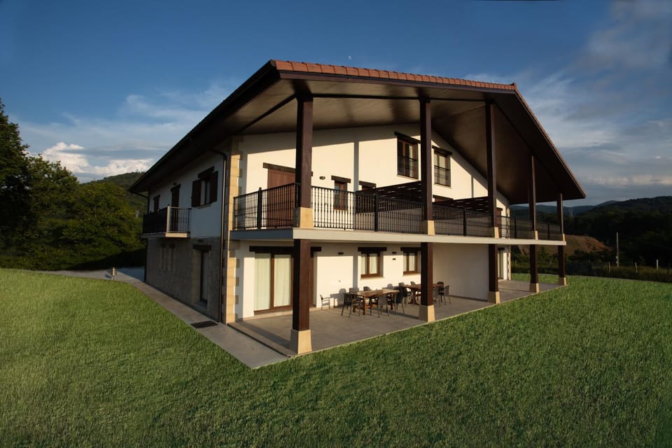 Property building, Facade/entrance, Garden, Balcony/Terrace