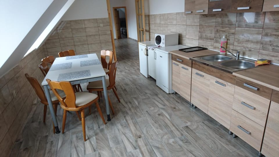 Kitchen or kitchenette, Communal kitchen