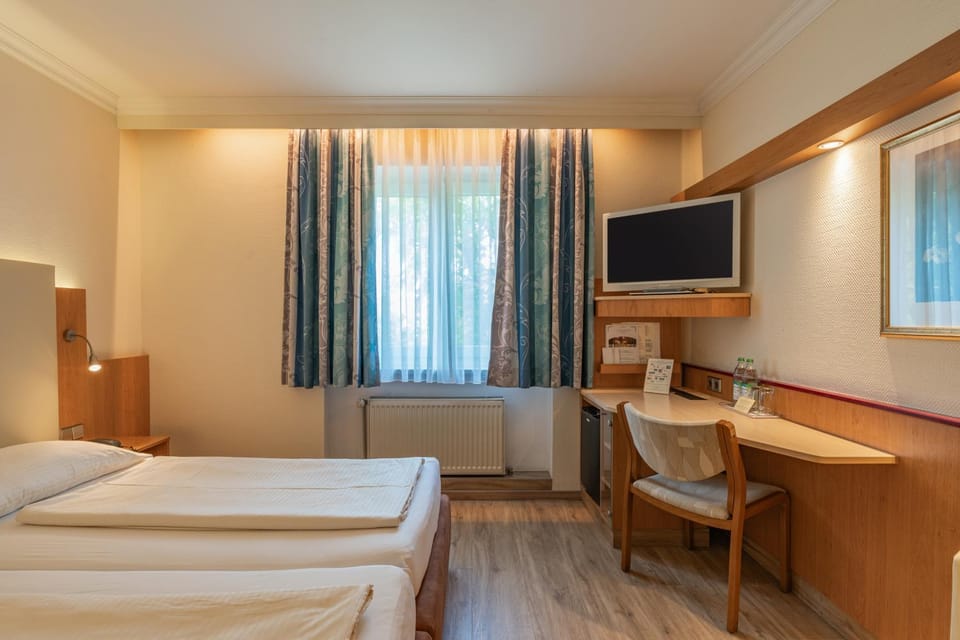 Bed, TV and multimedia, Photo of the whole room, Bedroom, minibar, air conditioner