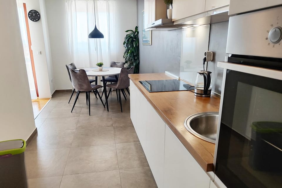 Dining area, kitchen