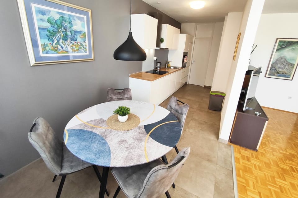 Dining area, kitchen