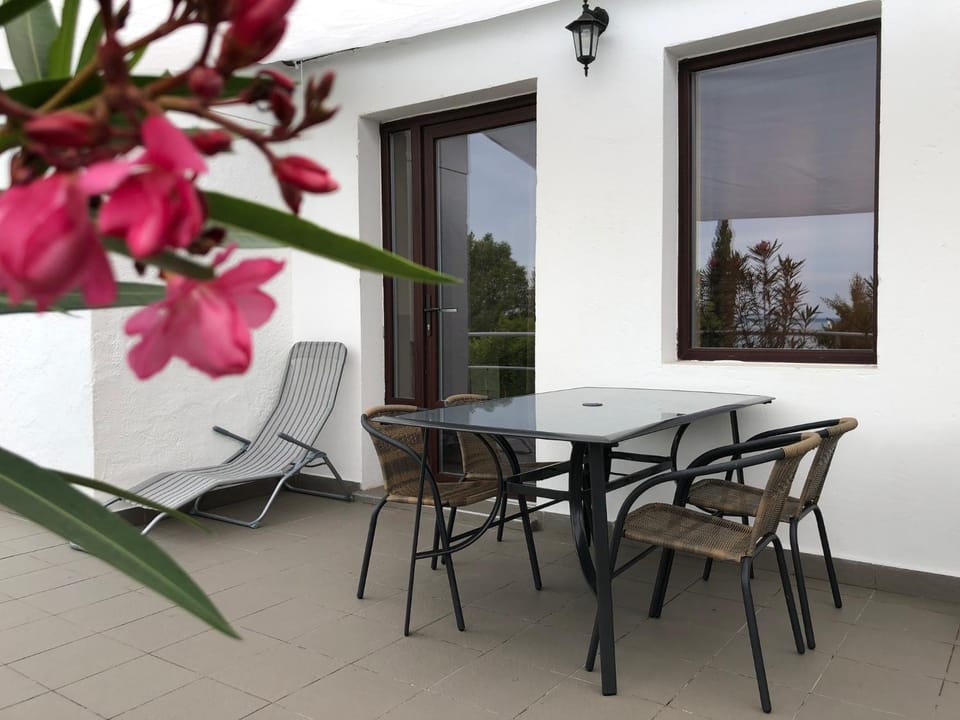 Facade/entrance, Balcony/Terrace