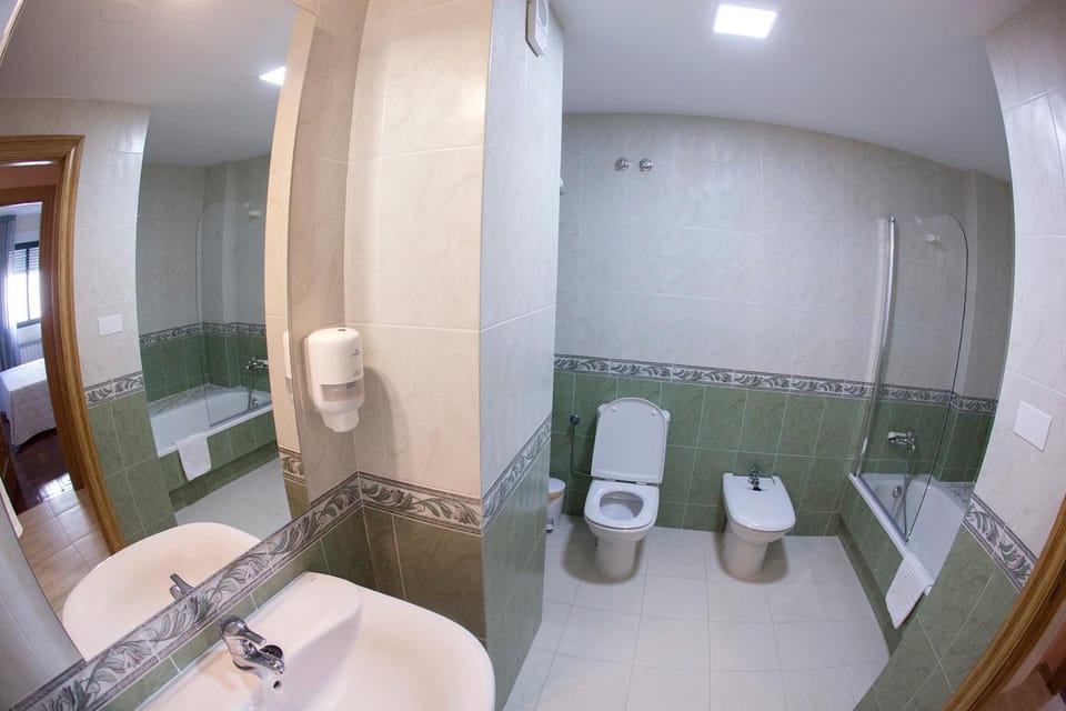 Shower, Bathroom, Bath, bidet, towels