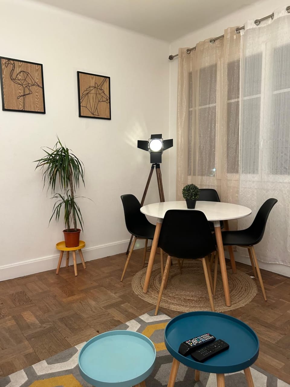 Seating area, Dining area