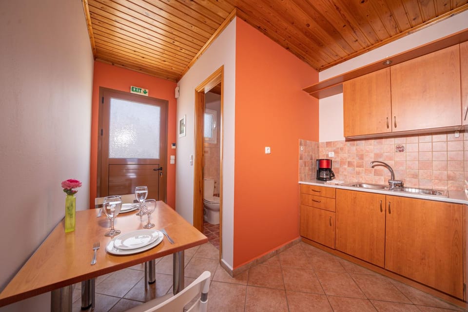 Toilet, People, Bathroom, Coffee/tea facilities, Kitchen or kitchenette, Seating area, Dining area, Family