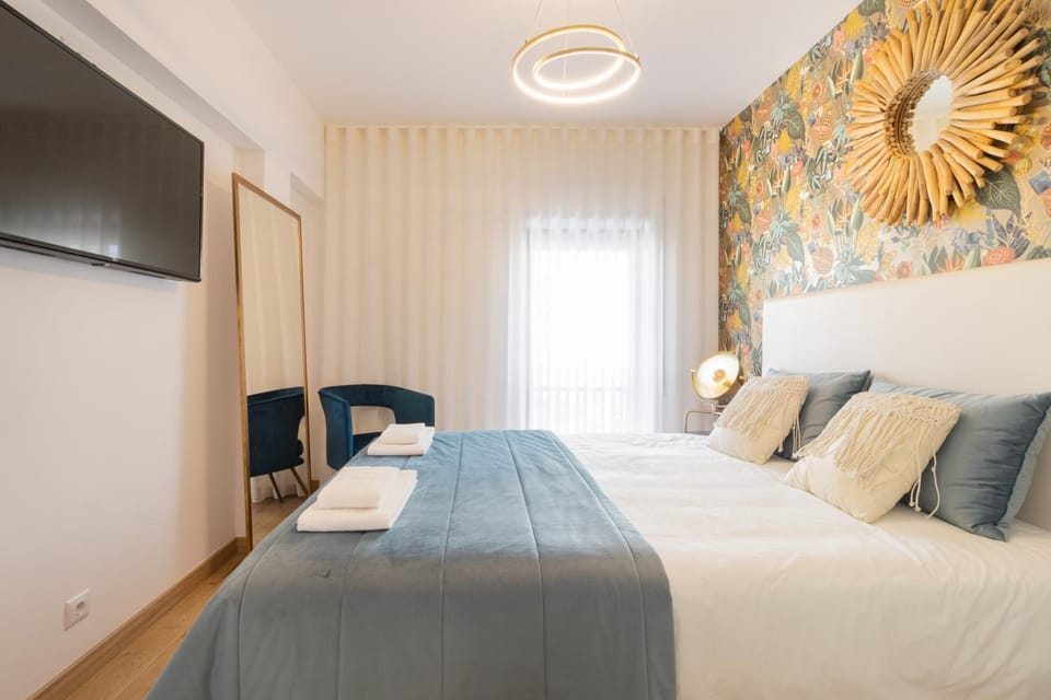 Bed, TV and multimedia, Bedroom