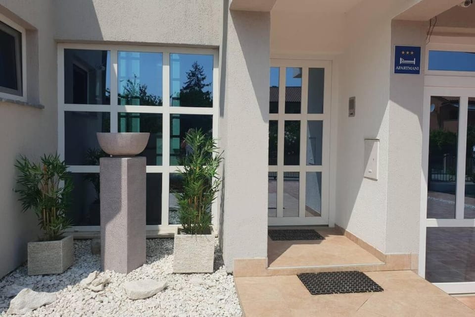 Black Pearl Souterain 5 Personen with free EV Ch-Station Apartment in Fažana
