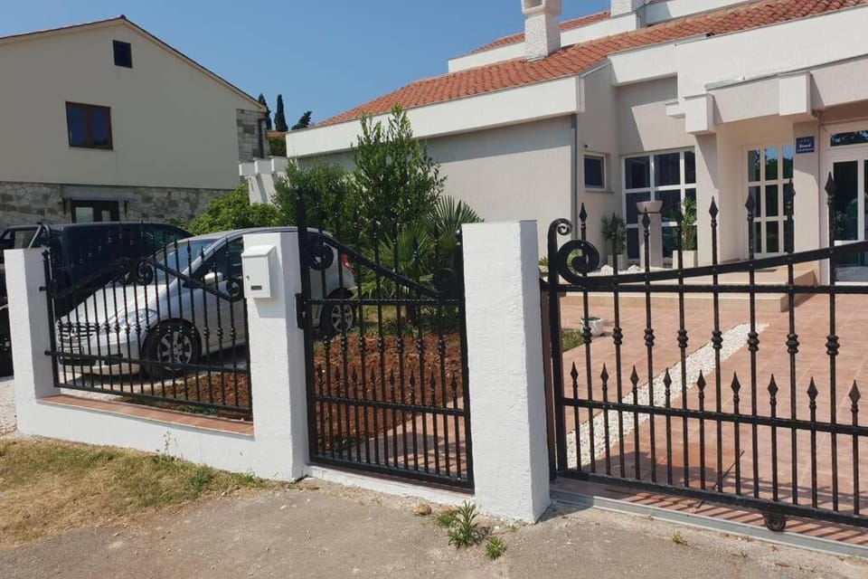 Black Pearl Souterain 5 Personen with free EV Ch-Station Apartment in Fažana