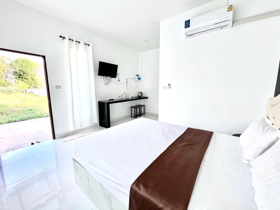 Bed, TV and multimedia, View (from property/room), Living room, Photo of the whole room, Seating area, Garden view, hair dresser, towels, towels, air conditioner