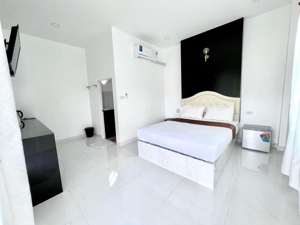Bed, Photo of the whole room, Bedroom, air conditioner