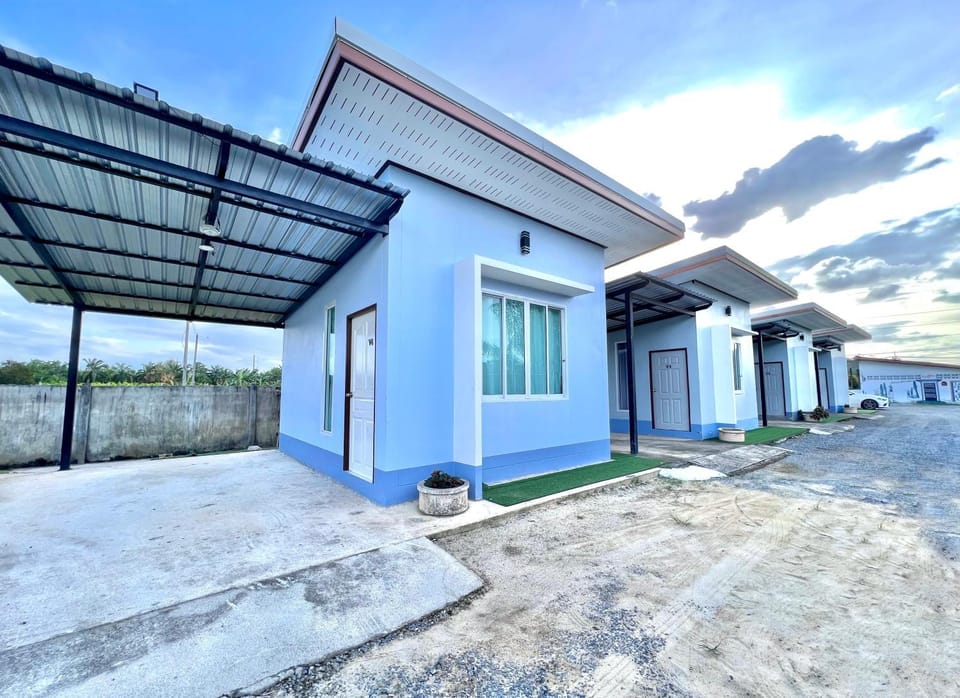 Property building, Photo of the whole room, Inner courtyard view, Parking