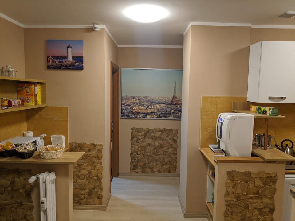 Coffee/tea facilities, Kitchen or kitchenette, Communal kitchen