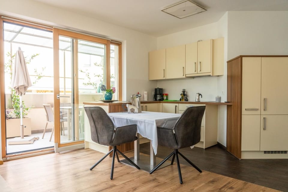 Ferienwohnung mit Garage, Fahrradraum und sehr großer sonnenverwöhnten Terrasse Apartment in Algund