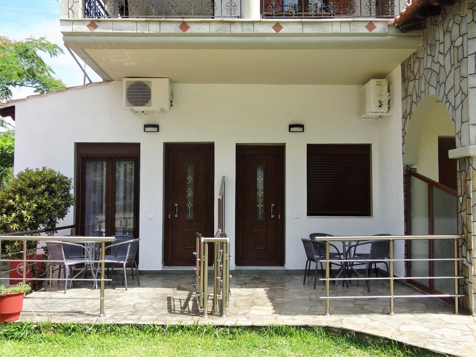 Patio, Facade/entrance