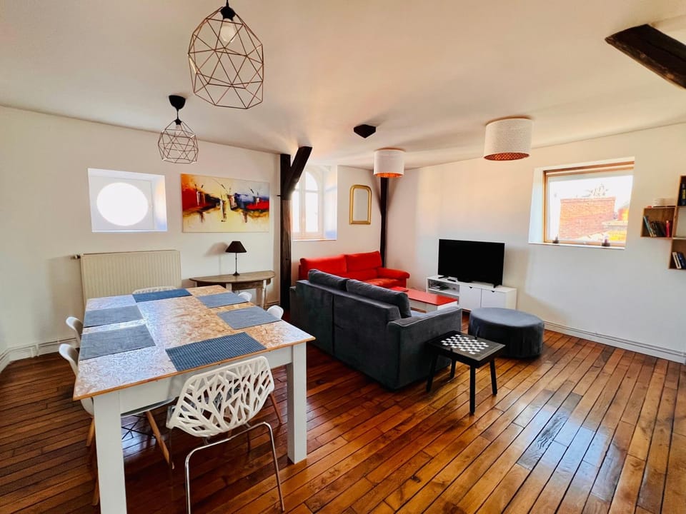 TV and multimedia, Living room, Seating area, Dining area