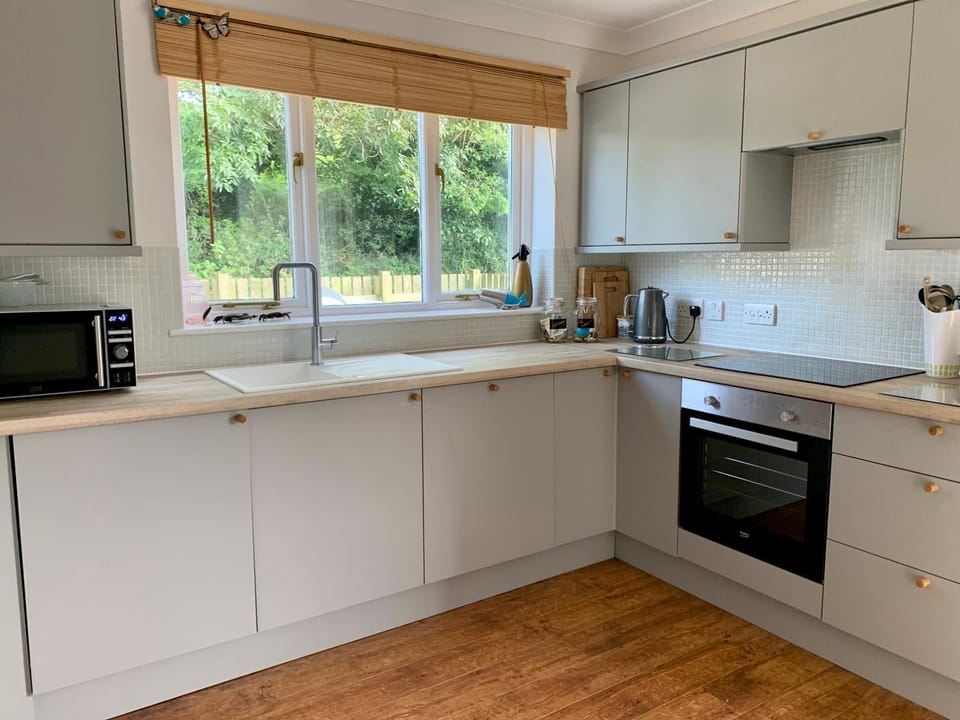 Modern Beach House 3 bed, 3 bath - Balcony sea view House in Wales