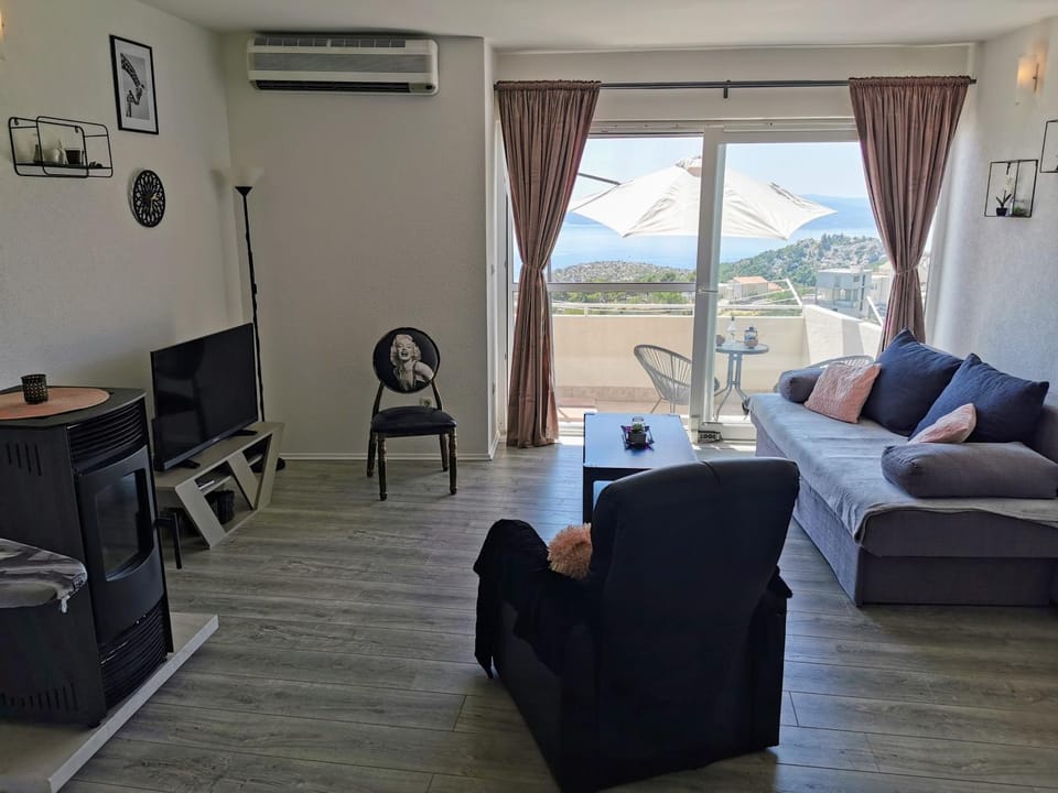 Natural landscape, TV and multimedia, View (from property/room), Balcony/Terrace, Living room, Photo of the whole room, Seating area, air conditioner