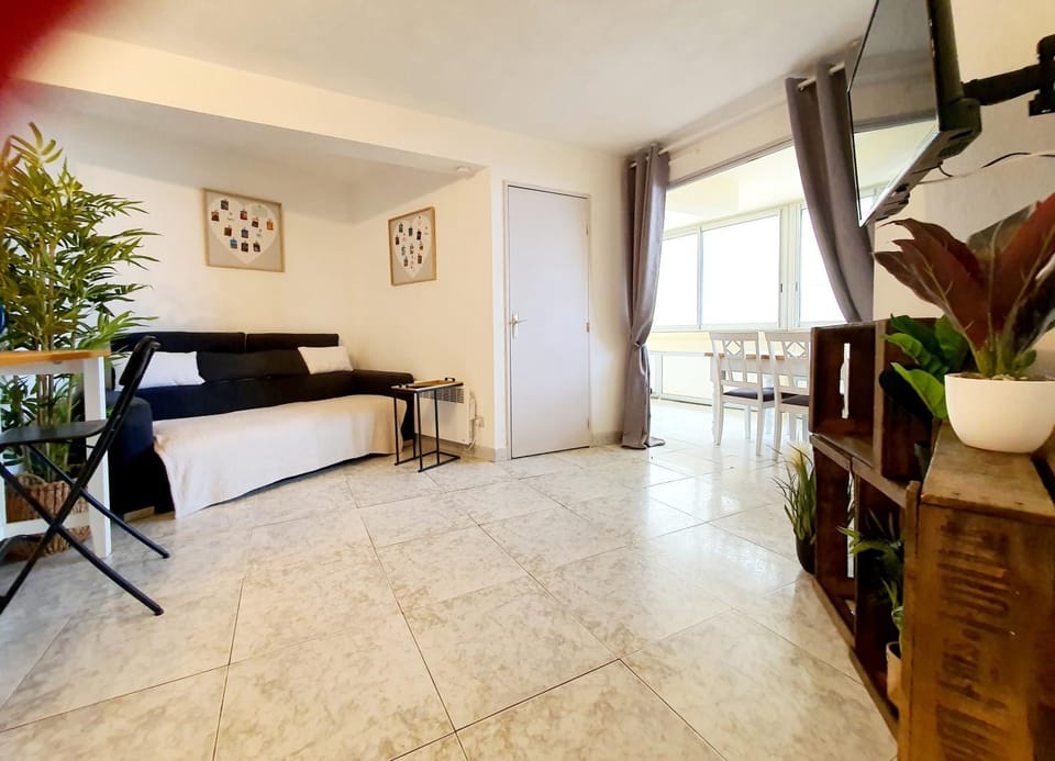 Bed, Living room