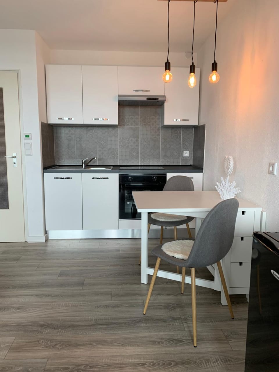 Kitchen or kitchenette, Dining area