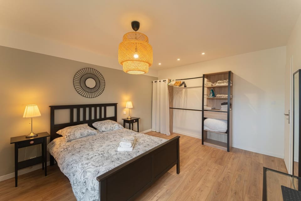 Bed, Photo of the whole room, Bedroom