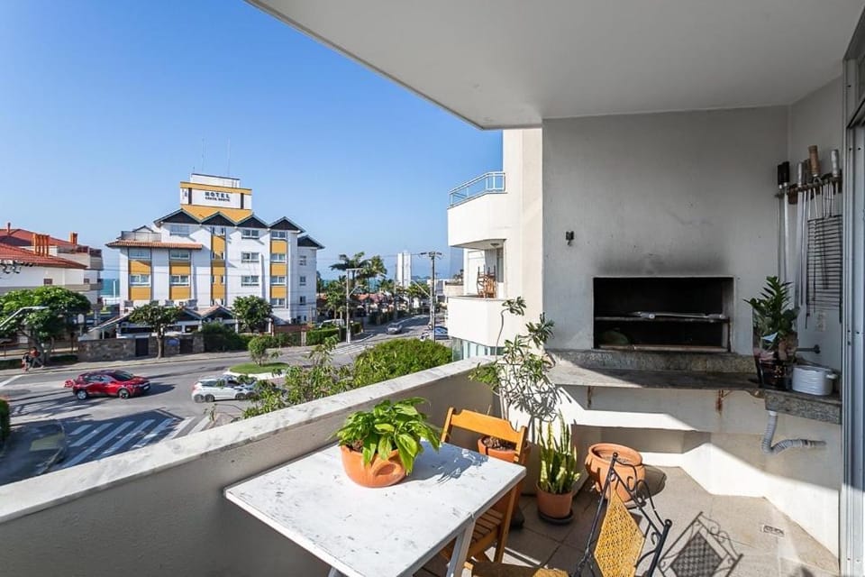 Apartamento 3 quartos +2 garagens+2 banheiros a 40m da Praia dos Ingleses/florianopolis Apartment in Florianopolis