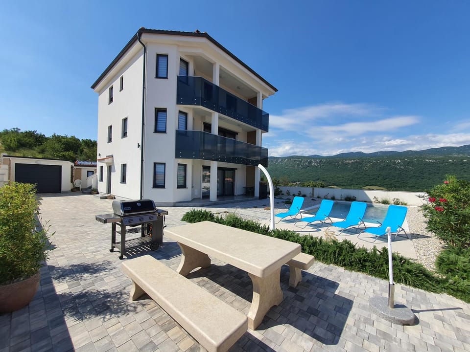 Property building, Garden, Balcony/Terrace, Swimming pool