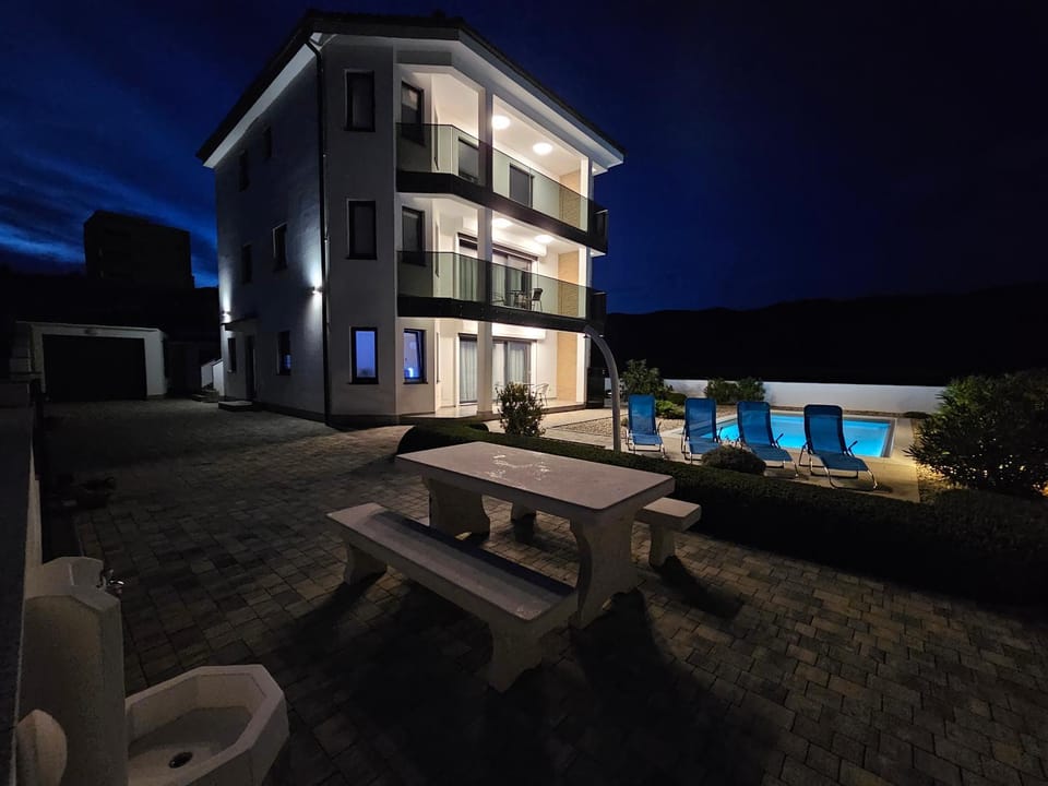 Property building, Garden, Balcony/Terrace, Swimming pool