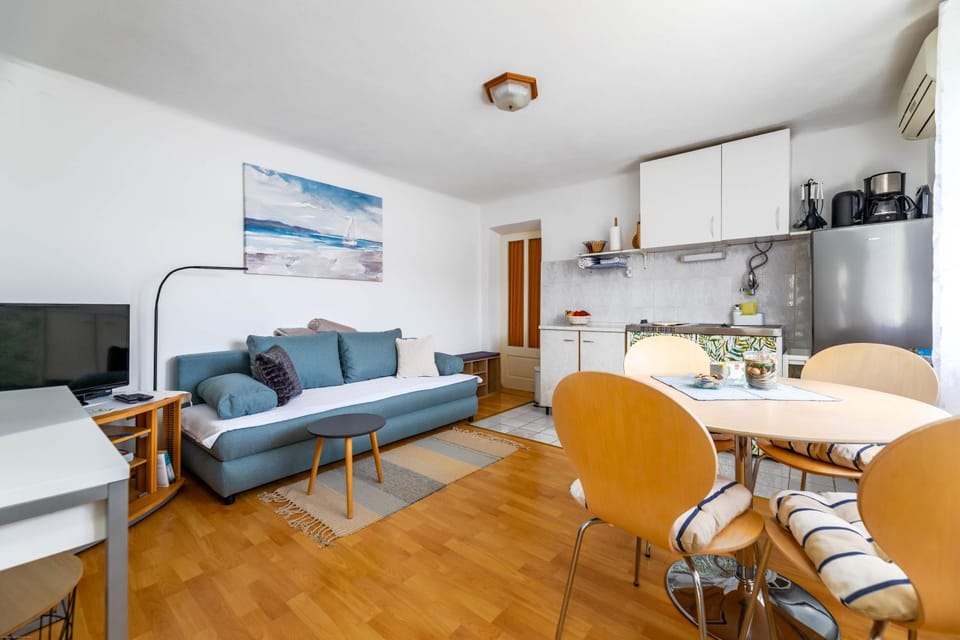 TV and multimedia, Kitchen or kitchenette, Living room, Seating area, Dining area