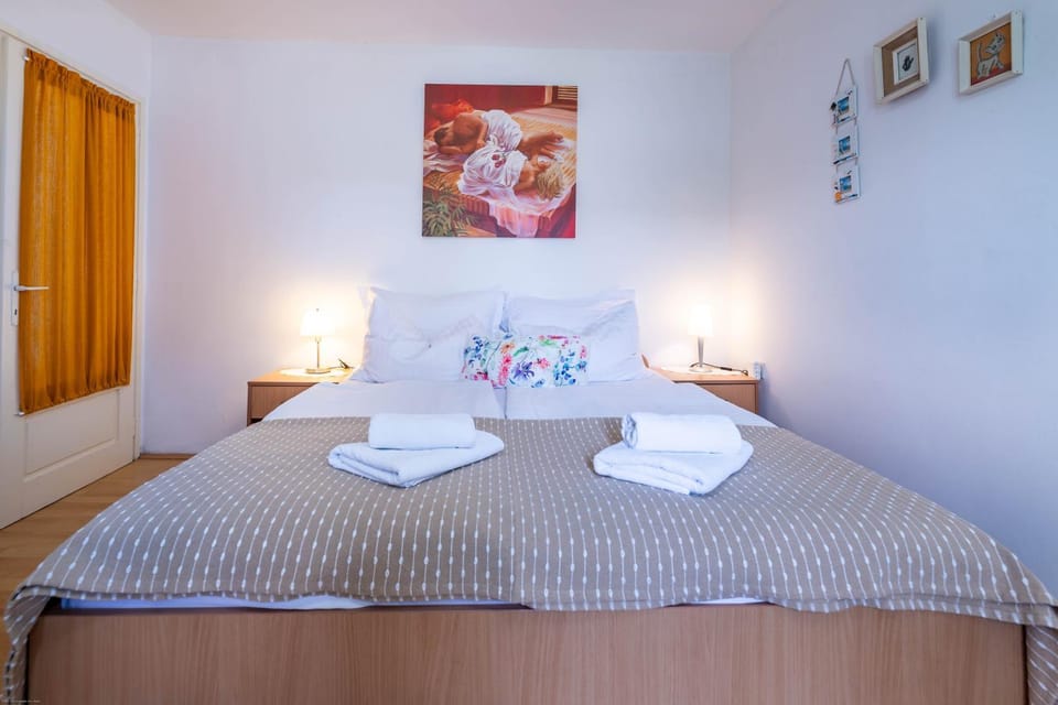 Bed, Bedroom, towels