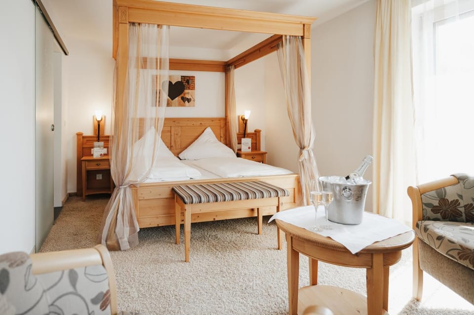 Bed, Photo of the whole room, Seating area, Bedroom
