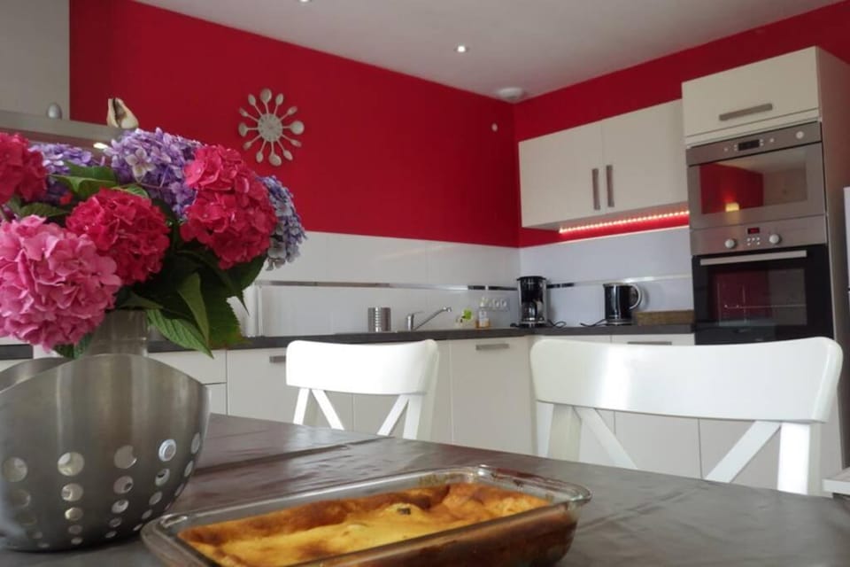 Coffee/tea facilities, Kitchen or kitchenette, Dining area, oven, stove, toaster