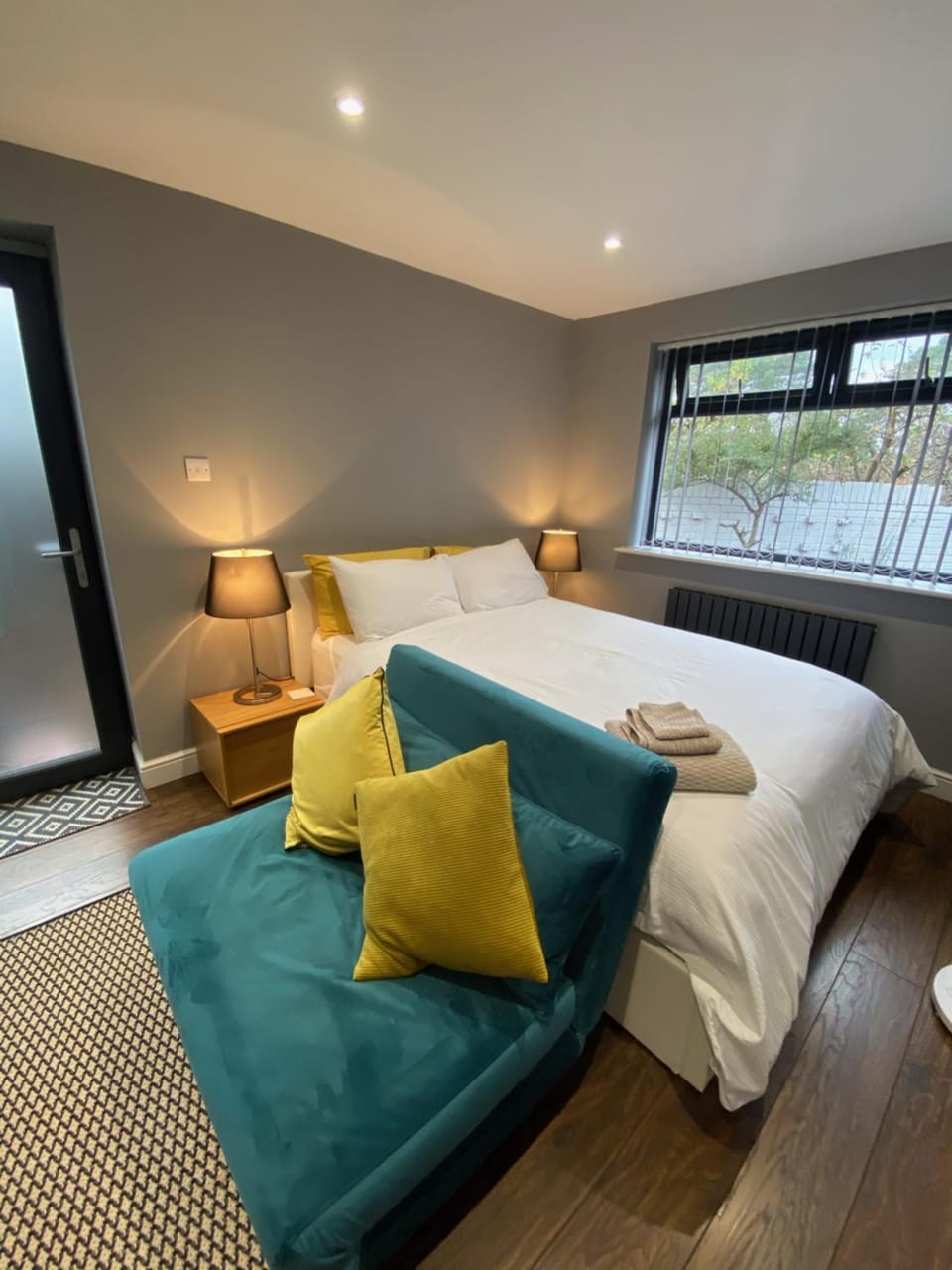 Bed, Photo of the whole room, Seating area