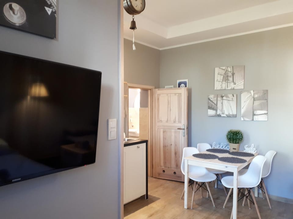 Communal lounge/ TV room, TV and multimedia, Dining area