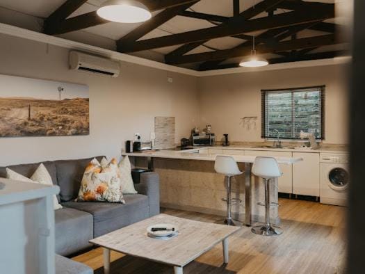 Coffee/tea facilities, Kitchen or kitchenette, Living room, Seating area, Dining area, minibar, toaster, washing machine, air conditioner