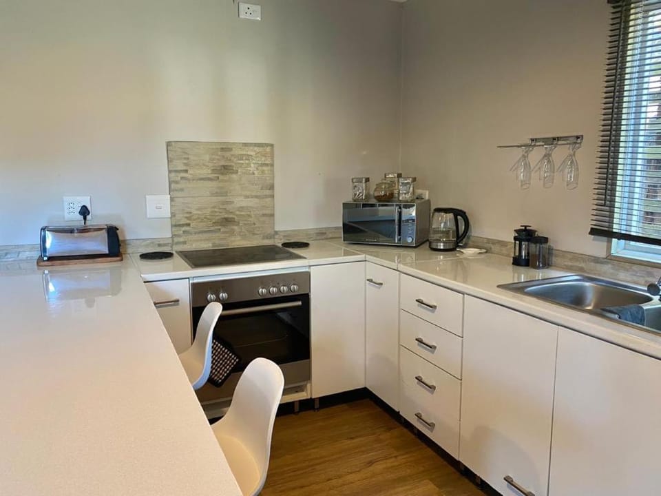 Coffee/tea facilities, Kitchen or kitchenette, Dining area, minibar, stove, toaster