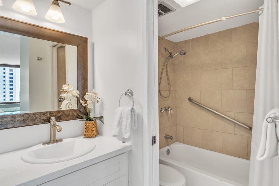 Tower 2 Suite 1208 -QQE condo Apartment in Honolulu