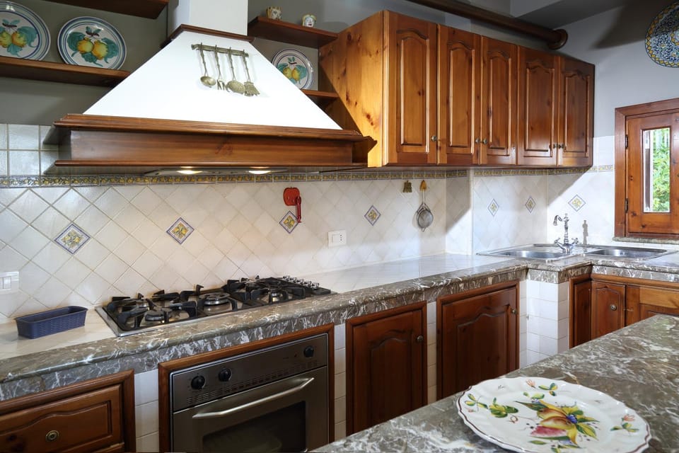 Kitchen or kitchenette, Communal kitchen